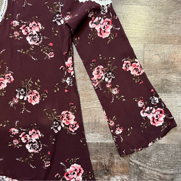 Buckle BKE Boutique Floral Bell Sleeve Blouse with Rhinestone and Lace Details - Picture 2 of 8
